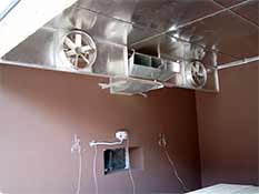 Вентиляторная панель и вид теплового насоса внутри конденсационной сушильной камеры.